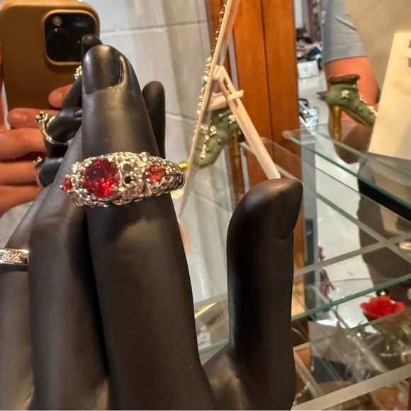 Elegant Silver and Red Gemstone Ring size 9 intricate design 3 stones - Picture 4 of 6